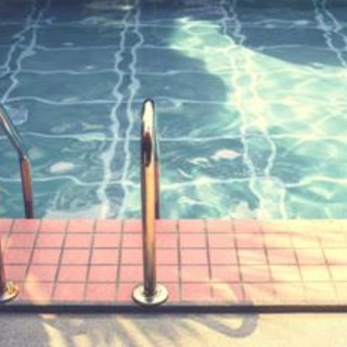 Piscina per islamiche a Roma, è scontro. FdI: "Si avalla segregazione", Pd: "Decisione giusta"