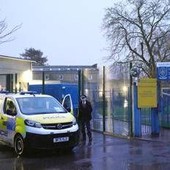 Londra, 13enne arrestato per tentato omicidio: ha accoltellato due compagni a scuola