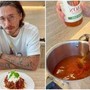 Brooklyn Beckham prepara spaghetti all'arrabbiata, ma i social lo 'bocciano'