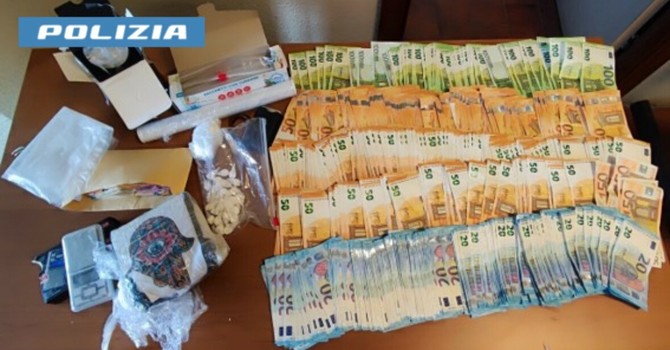 La droga e il denaro sequestrati La droga e il denaro sequestrati