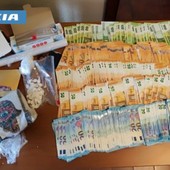 La droga e il denaro sequestrati La droga e il denaro sequestrati