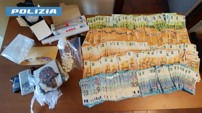 La droga e il denaro sequestrati La droga e il denaro sequestrati