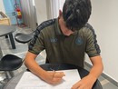 La firma sul contratto di Gabriele Zago